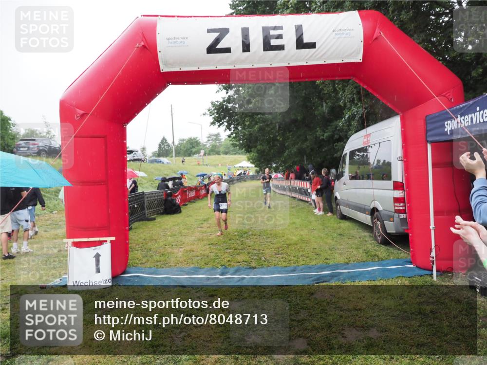 21.06.2025 - 27. Vierlanden-Triathlon MichiJ http://msf.ph/oto/8048713 15.06.2026 14:21:30 Ziel 742, 1205, 1238 meine-sportfotos.de