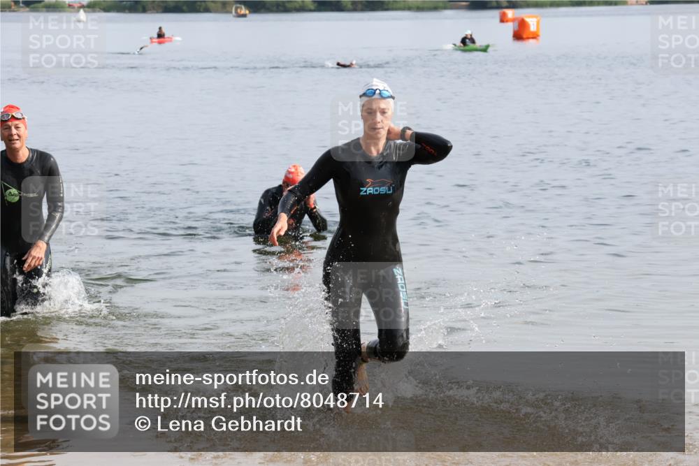 15.06.2025 - 27. Vierlanden-Triathlon Lena Gebhardt http://msf.ph/oto/8048714 15.06.2025 09:06:53 Schwimmen 212, 251 meine-sportfotos.de