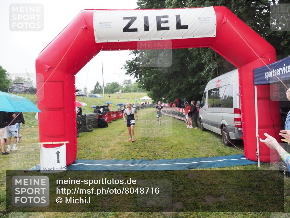 21.06.2025 - 27. Vierlanden-Triathlon MichiJ http://msf.ph/oto/8048716 15.06.2026 14:21:30 Ziel 742, 1205, 1238 meine-sportfotos.de