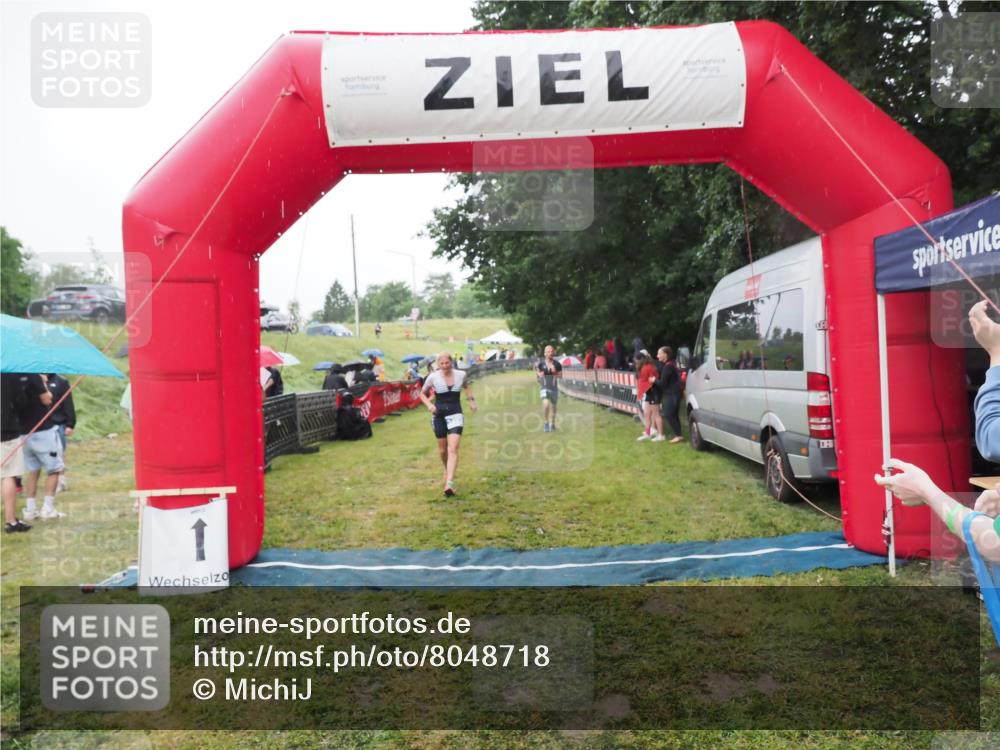 21.06.2025 - 27. Vierlanden-Triathlon MichiJ http://msf.ph/oto/8048718 15.06.2026 14:21:30 Ziel 742, 1205, 1238 meine-sportfotos.de