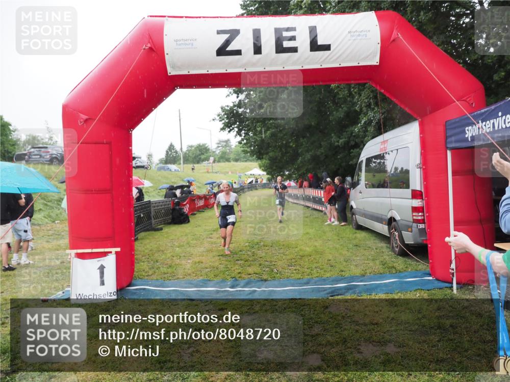 21.06.2025 - 27. Vierlanden-Triathlon MichiJ http://msf.ph/oto/8048720 15.06.2026 14:21:30 Ziel 742, 1205, 1238 meine-sportfotos.de
