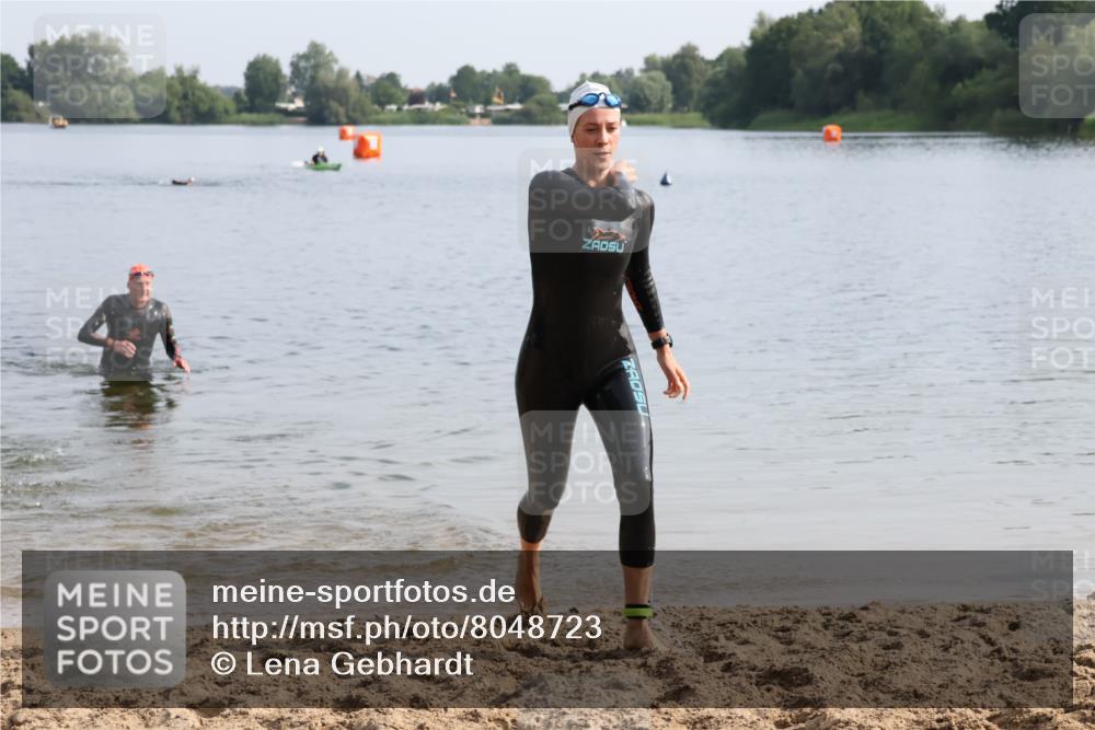 15.06.2025 - 27. Vierlanden-Triathlon Lena Gebhardt http://msf.ph/oto/8048723 15.06.2025 09:06:55 Schwimmen 212, 251 meine-sportfotos.de