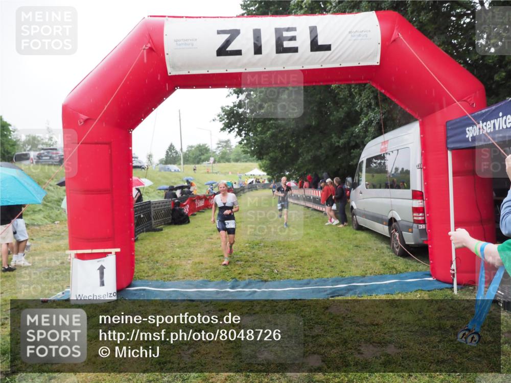 21.06.2025 - 27. Vierlanden-Triathlon MichiJ http://msf.ph/oto/8048726 15.06.2026 14:21:31 Ziel 742, 1205, 1238 meine-sportfotos.de
