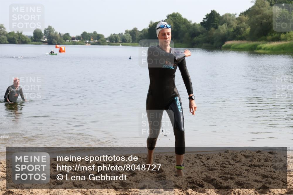 15.06.2025 - 27. Vierlanden-Triathlon Lena Gebhardt http://msf.ph/oto/8048727 15.06.2025 09:06:55 Schwimmen 212, 251 meine-sportfotos.de