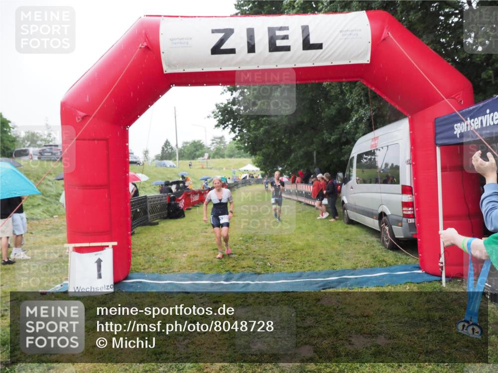 21.06.2025 - 27. Vierlanden-Triathlon MichiJ http://msf.ph/oto/8048728 15.06.2026 14:21:31 Ziel 742, 1205, 1238 meine-sportfotos.de