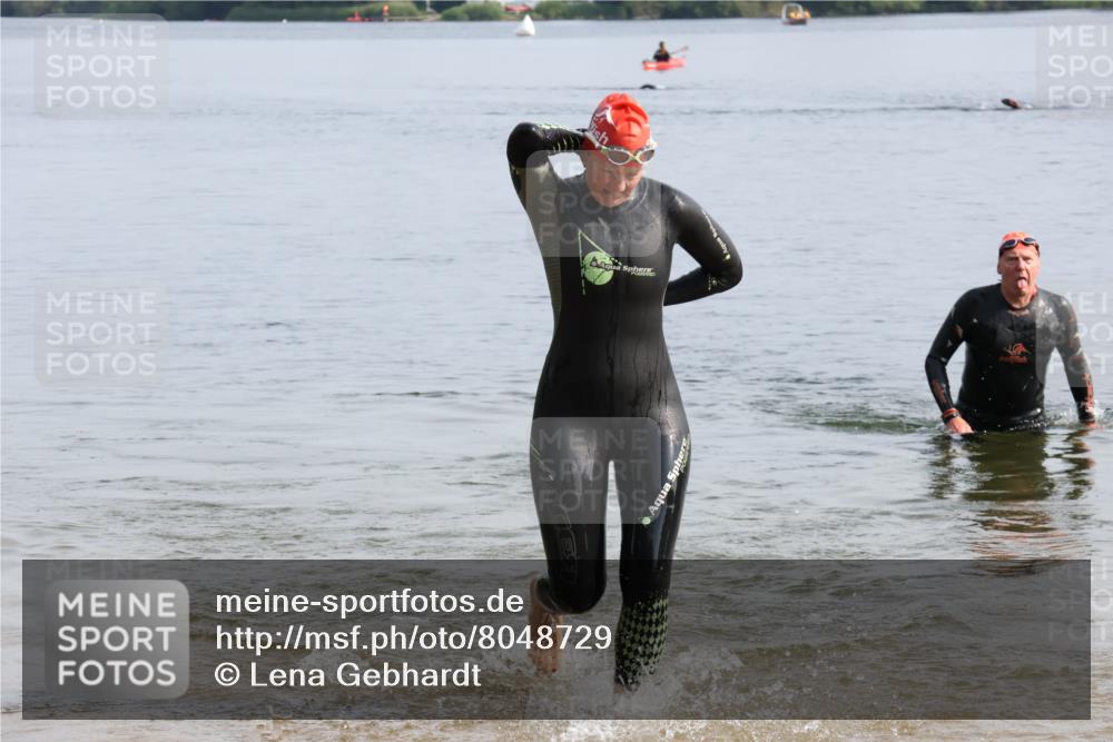 15.06.2025 - 27. Vierlanden-Triathlon Lena Gebhardt http://msf.ph/oto/8048729 15.06.2025 09:06:56 Schwimmen 212, 251 meine-sportfotos.de
