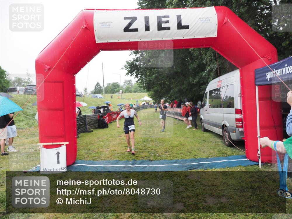 21.06.2025 - 27. Vierlanden-Triathlon MichiJ http://msf.ph/oto/8048730 15.06.2026 14:21:31 Ziel 742, 1205, 1238 meine-sportfotos.de