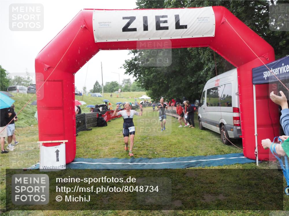 21.06.2025 - 27. Vierlanden-Triathlon MichiJ http://msf.ph/oto/8048734 15.06.2026 14:21:31 Ziel 742, 1205, 1238 meine-sportfotos.de