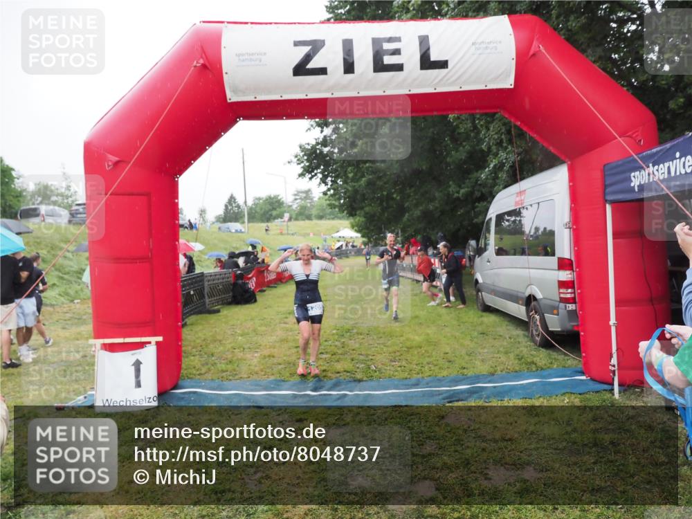 21.06.2025 - 27. Vierlanden-Triathlon MichiJ http://msf.ph/oto/8048737 15.06.2026 14:21:31 Ziel 742, 1205, 1238 meine-sportfotos.de