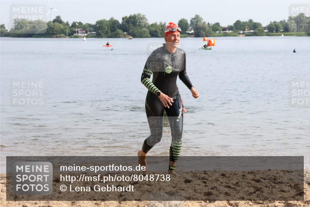 15.06.2025 - 27. Vierlanden-Triathlon Lena Gebhardt http://msf.ph/oto/8048738 15.06.2025 09:06:58 Schwimmen 212, 231, 251 meine-sportfotos.de