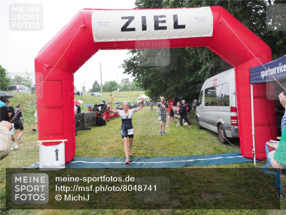 21.06.2025 - 27. Vierlanden-Triathlon MichiJ http://msf.ph/oto/8048741 15.06.2026 14:21:32 Ziel 742, 1205, 1238 meine-sportfotos.de