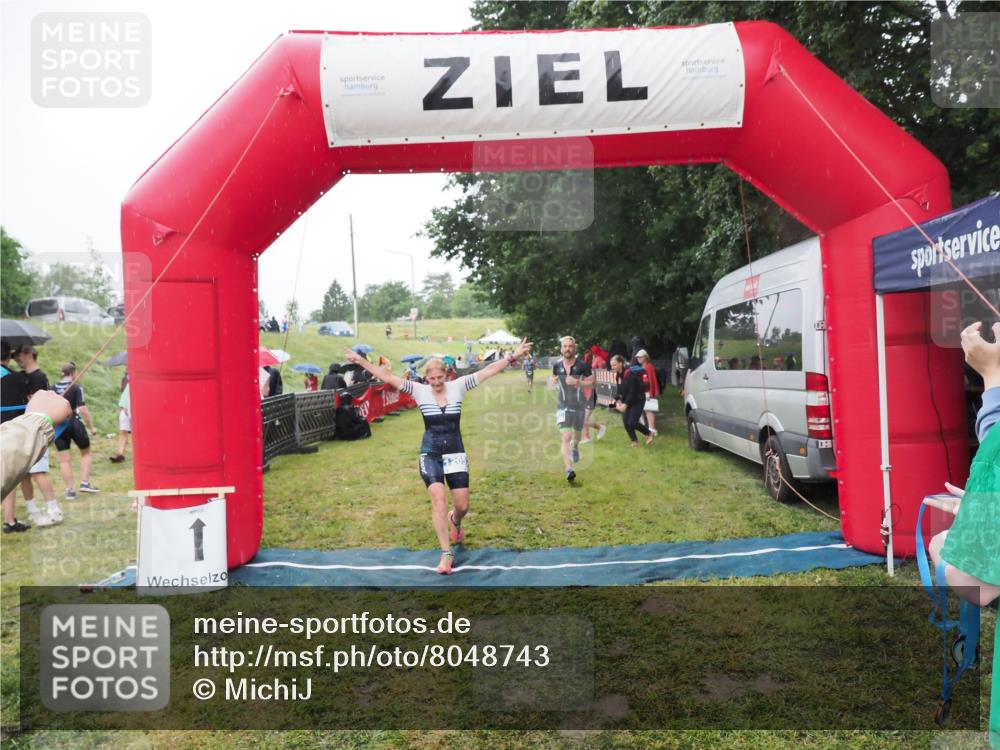21.06.2025 - 27. Vierlanden-Triathlon MichiJ http://msf.ph/oto/8048743 15.06.2026 14:21:32 Ziel 742, 1205, 1238 meine-sportfotos.de