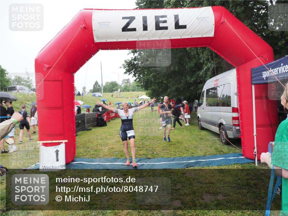 21.06.2025 - 27. Vierlanden-Triathlon MichiJ http://msf.ph/oto/8048747 15.06.2026 14:21:32 Ziel 742, 1205, 1238 meine-sportfotos.de