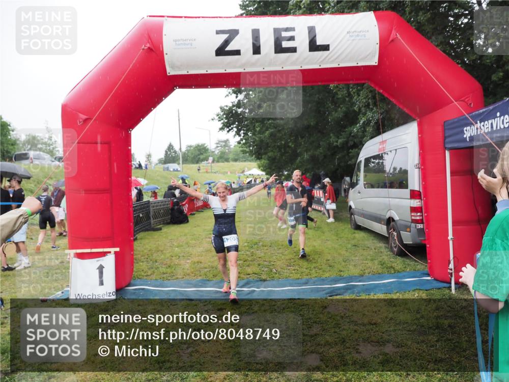 21.06.2025 - 27. Vierlanden-Triathlon MichiJ http://msf.ph/oto/8048749 15.06.2026 14:21:32 Ziel 742, 1205, 1238 meine-sportfotos.de