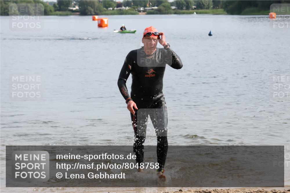 15.06.2025 - 27. Vierlanden-Triathlon Lena Gebhardt http://msf.ph/oto/8048758 15.06.2025 09:07:05 Schwimmen 212, 231, 251 meine-sportfotos.de