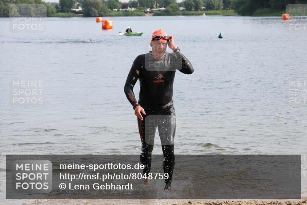 15.06.2025 - 27. Vierlanden-Triathlon Lena Gebhardt http://msf.ph/oto/8048759 15.06.2025 09:07:05 Schwimmen 212, 231, 251 meine-sportfotos.de