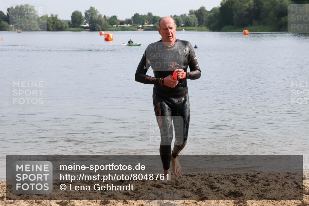15.06.2025 - 27. Vierlanden-Triathlon Lena Gebhardt http://msf.ph/oto/8048761 15.06.2025 09:07:07 Schwimmen 231, 251 meine-sportfotos.de
