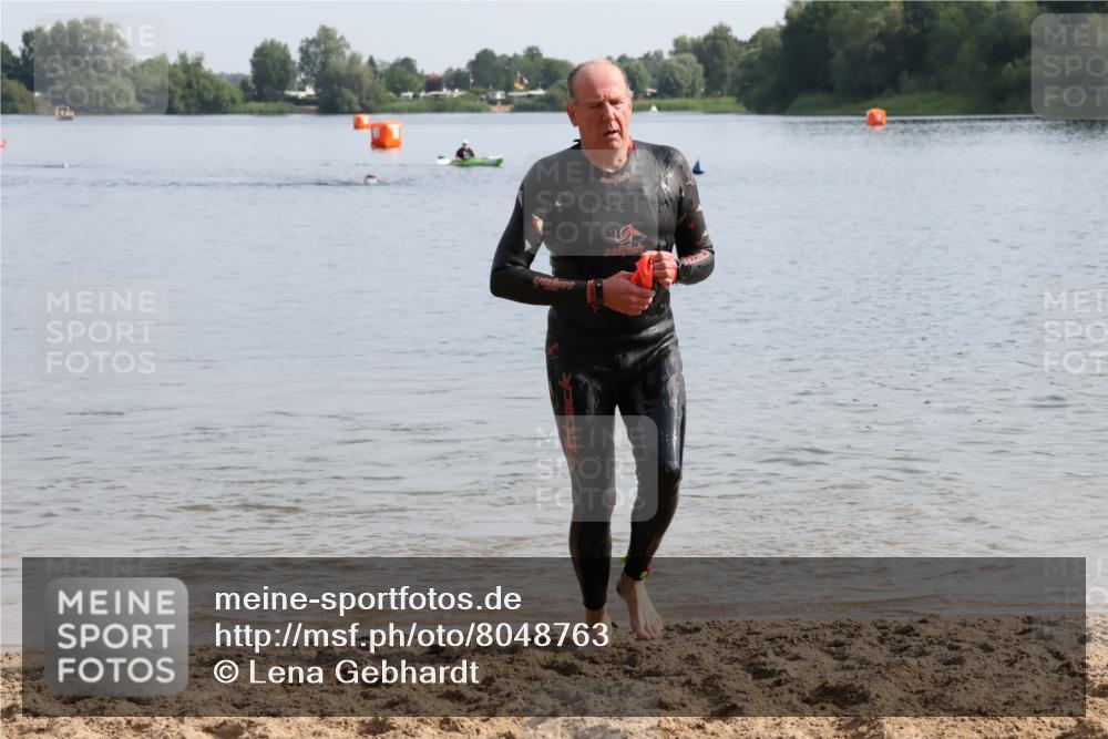 15.06.2025 - 27. Vierlanden-Triathlon Lena Gebhardt http://msf.ph/oto/8048763 15.06.2025 09:07:07 Schwimmen 231, 251 meine-sportfotos.de