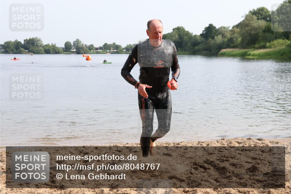 15.06.2025 - 27. Vierlanden-Triathlon Lena Gebhardt http://msf.ph/oto/8048767 15.06.2025 09:07:08 Schwimmen 231, 251 meine-sportfotos.de