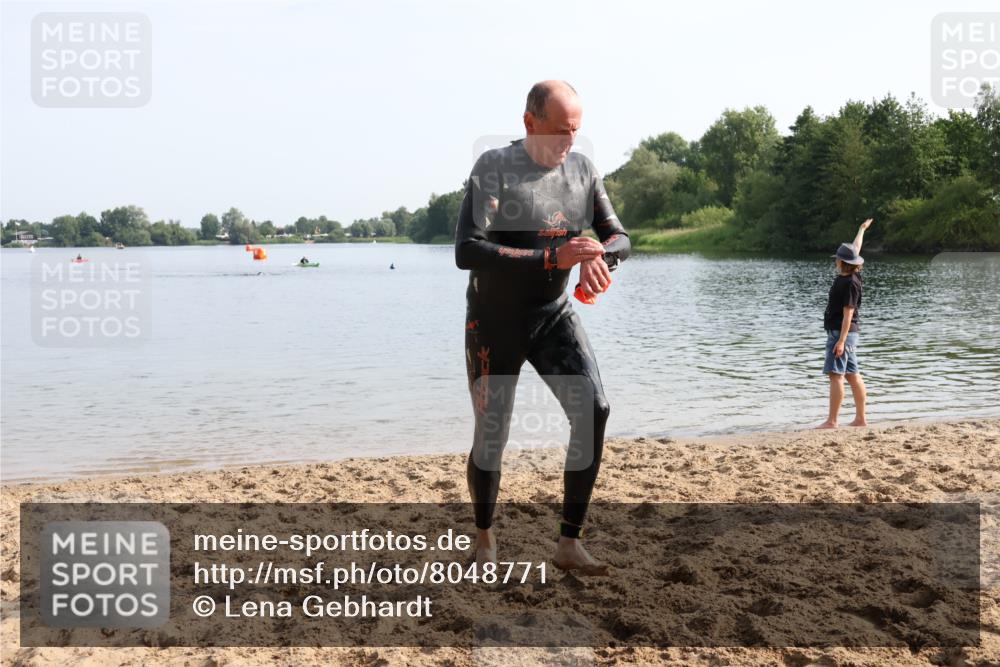 15.06.2025 - 27. Vierlanden-Triathlon Lena Gebhardt http://msf.ph/oto/8048771 15.06.2025 09:07:09 Schwimmen 231, 251 meine-sportfotos.de