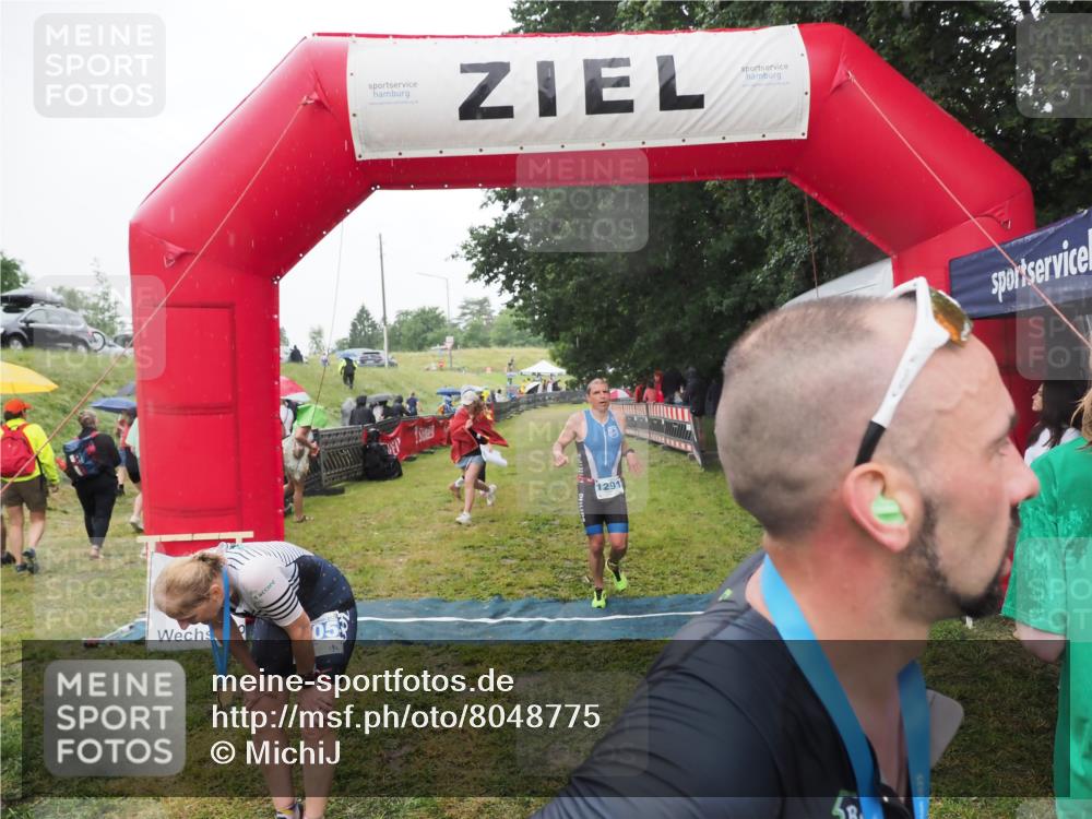 21.06.2025 - 27. Vierlanden-Triathlon MichiJ http://msf.ph/oto/8048775 15.06.2026 14:21:39 Ziel 1238, 1291 meine-sportfotos.de