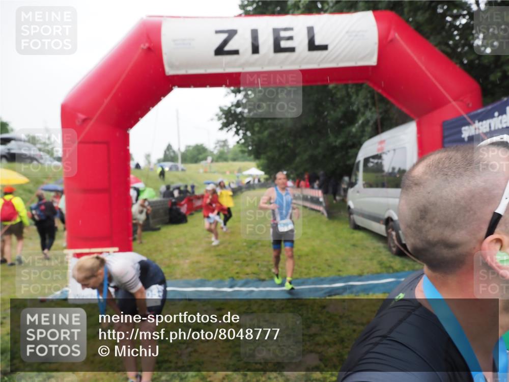 21.06.2025 - 27. Vierlanden-Triathlon MichiJ http://msf.ph/oto/8048777 15.06.2026 14:21:39 Ziel 1238, 1291 meine-sportfotos.de