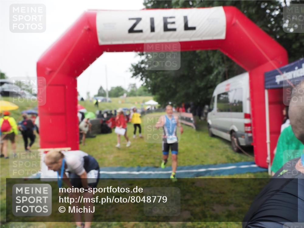 21.06.2025 - 27. Vierlanden-Triathlon MichiJ http://msf.ph/oto/8048779 15.06.2026 14:21:39 Ziel 1238, 1291 meine-sportfotos.de