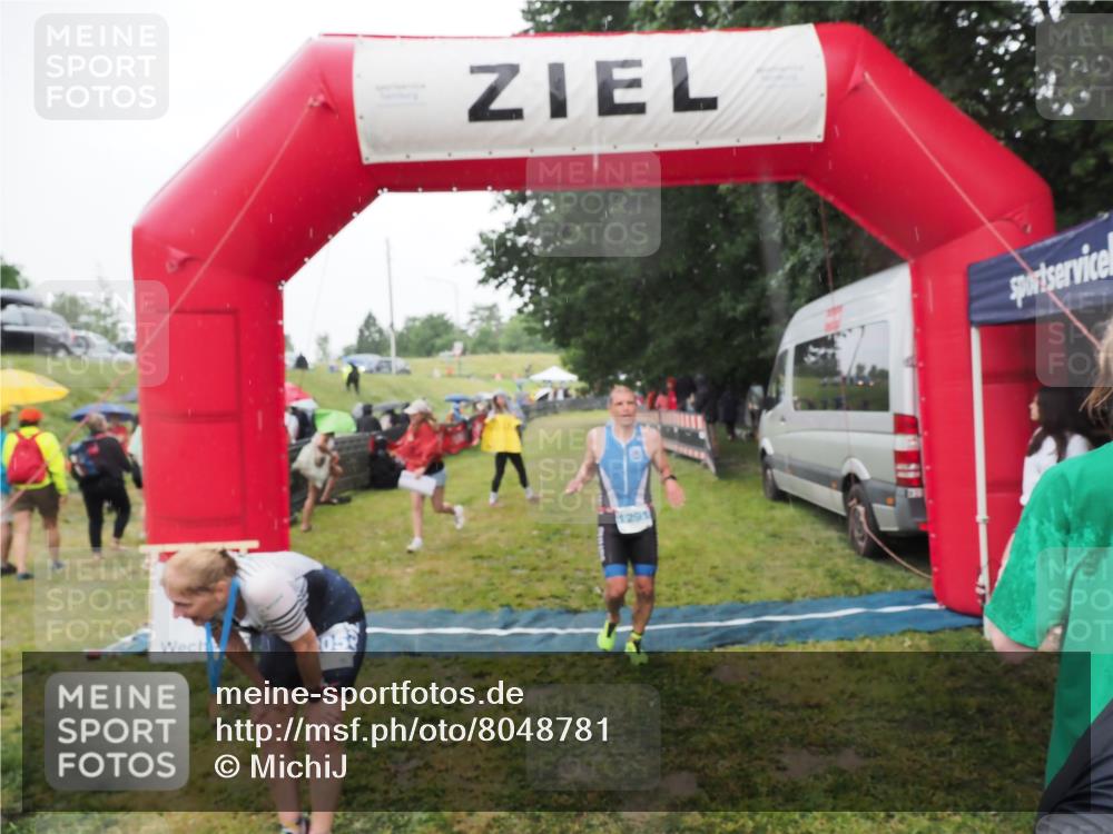21.06.2025 - 27. Vierlanden-Triathlon MichiJ http://msf.ph/oto/8048781 15.06.2026 14:21:39 Ziel 1238, 1291 meine-sportfotos.de