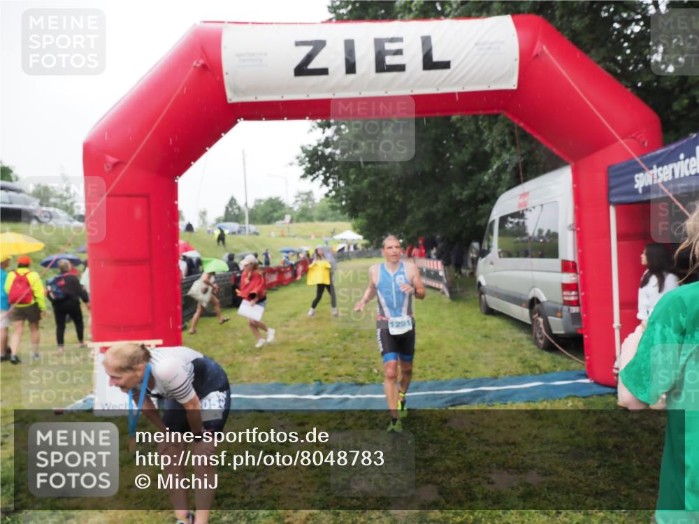 21.06.2025 - 27. Vierlanden-Triathlon MichiJ http://msf.ph/oto/8048783 15.06.2026 14:21:39 Ziel 1238, 1291 meine-sportfotos.de