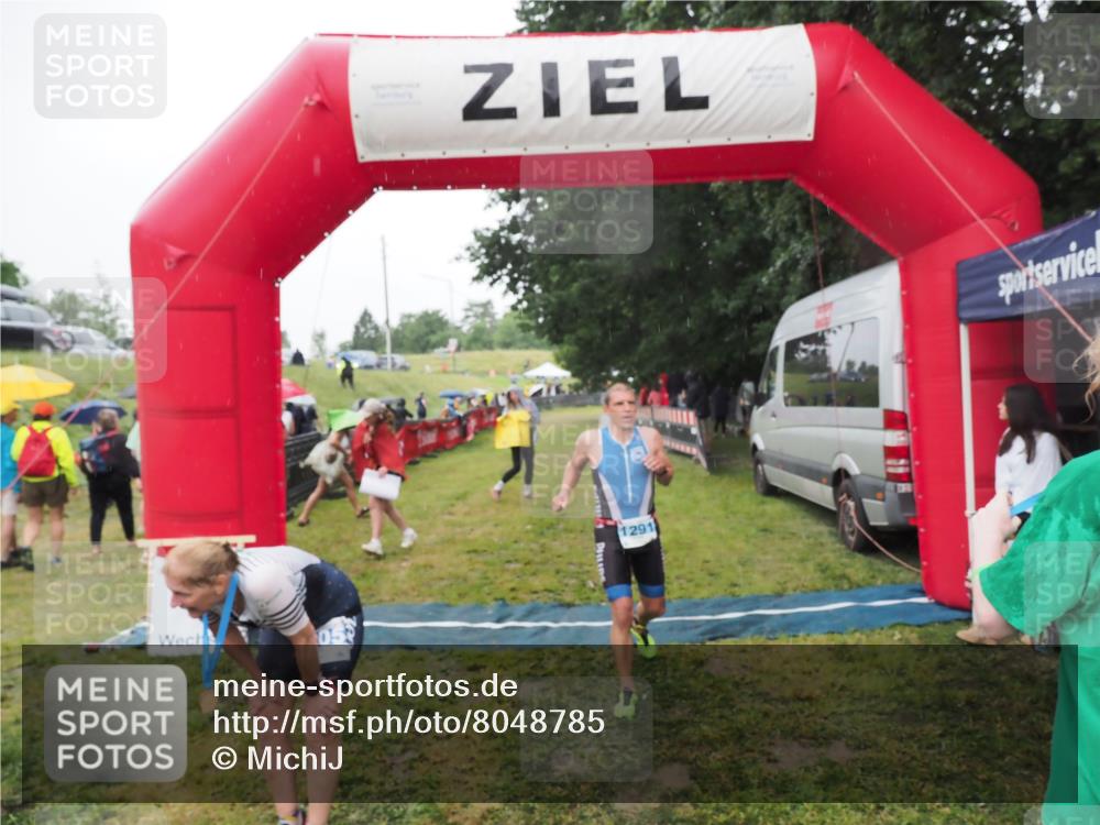 21.06.2025 - 27. Vierlanden-Triathlon MichiJ http://msf.ph/oto/8048785 15.06.2026 14:21:39 Ziel 1238, 1291 meine-sportfotos.de