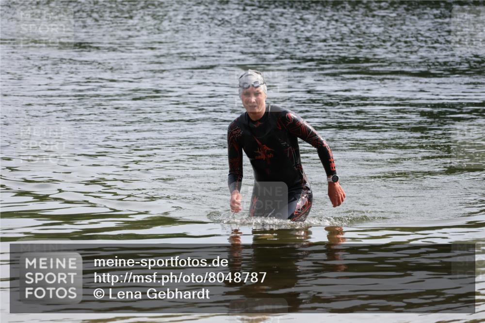 15.06.2025 - 27. Vierlanden-Triathlon Lena Gebhardt http://msf.ph/oto/8048787 15.06.2025 09:08:28 Schwimmen 226 meine-sportfotos.de