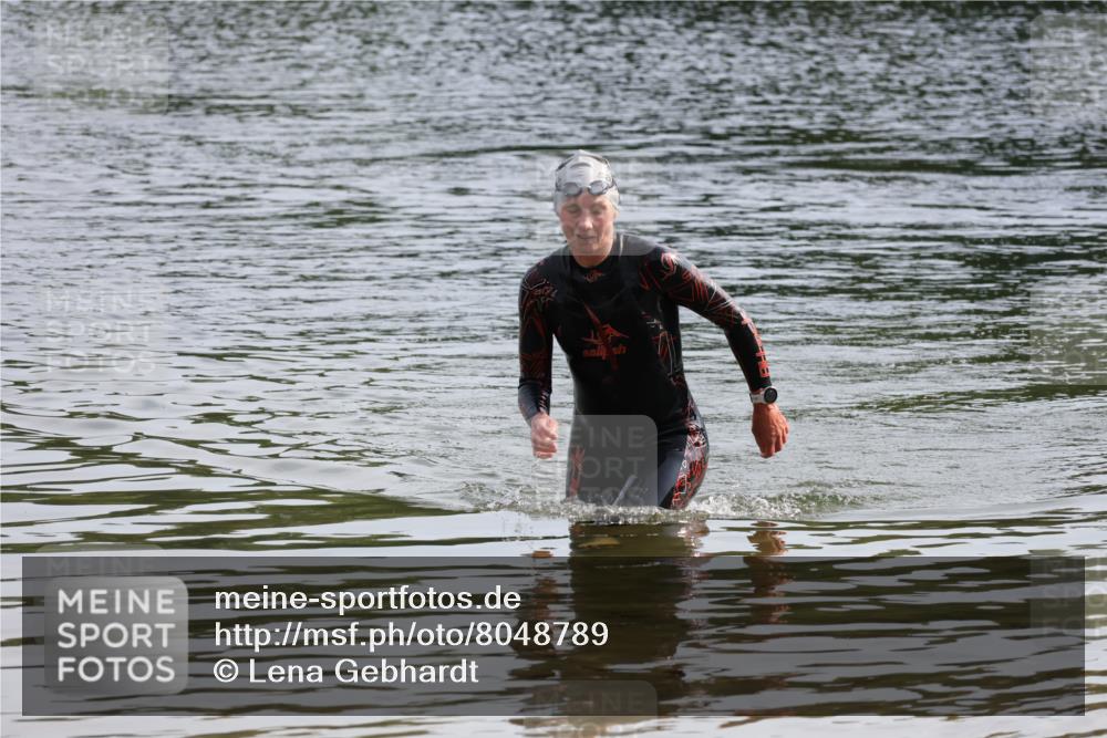15.06.2025 - 27. Vierlanden-Triathlon Lena Gebhardt http://msf.ph/oto/8048789 15.06.2025 09:08:28 Schwimmen 226 meine-sportfotos.de