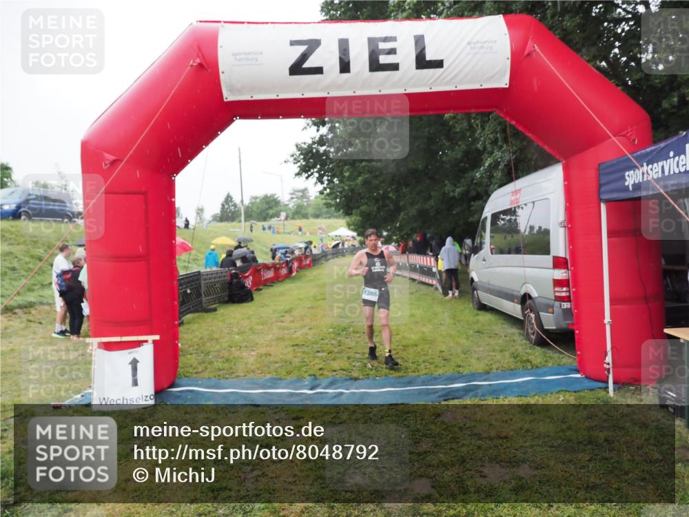 21.06.2025 - 27. Vierlanden-Triathlon MichiJ http://msf.ph/oto/8048792 15.06.2026 14:21:53 Ziel 1251, 1266 meine-sportfotos.de