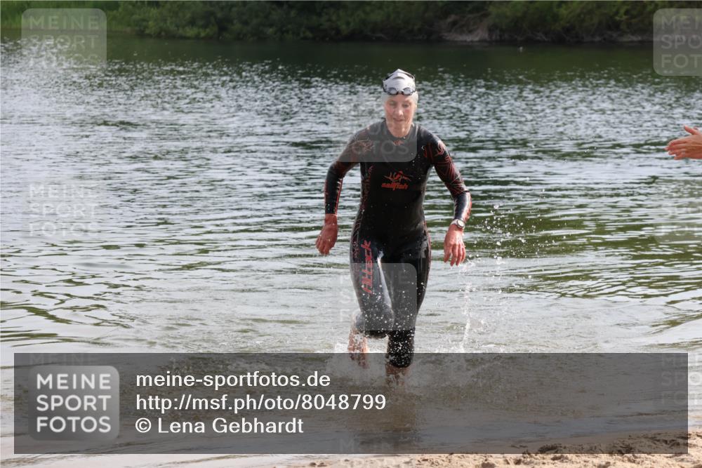 15.06.2025 - 27. Vierlanden-Triathlon Lena Gebhardt http://msf.ph/oto/8048799 15.06.2025 09:08:32 Schwimmen 226 meine-sportfotos.de