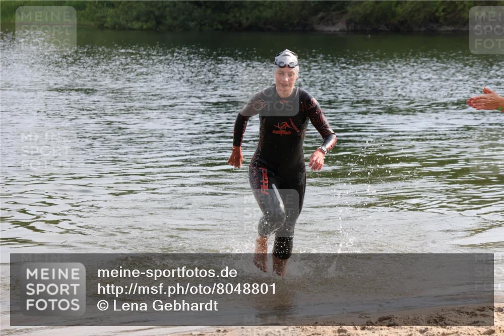 15.06.2025 - 27. Vierlanden-Triathlon Lena Gebhardt http://msf.ph/oto/8048801 15.06.2025 09:08:32 Schwimmen 226 meine-sportfotos.de