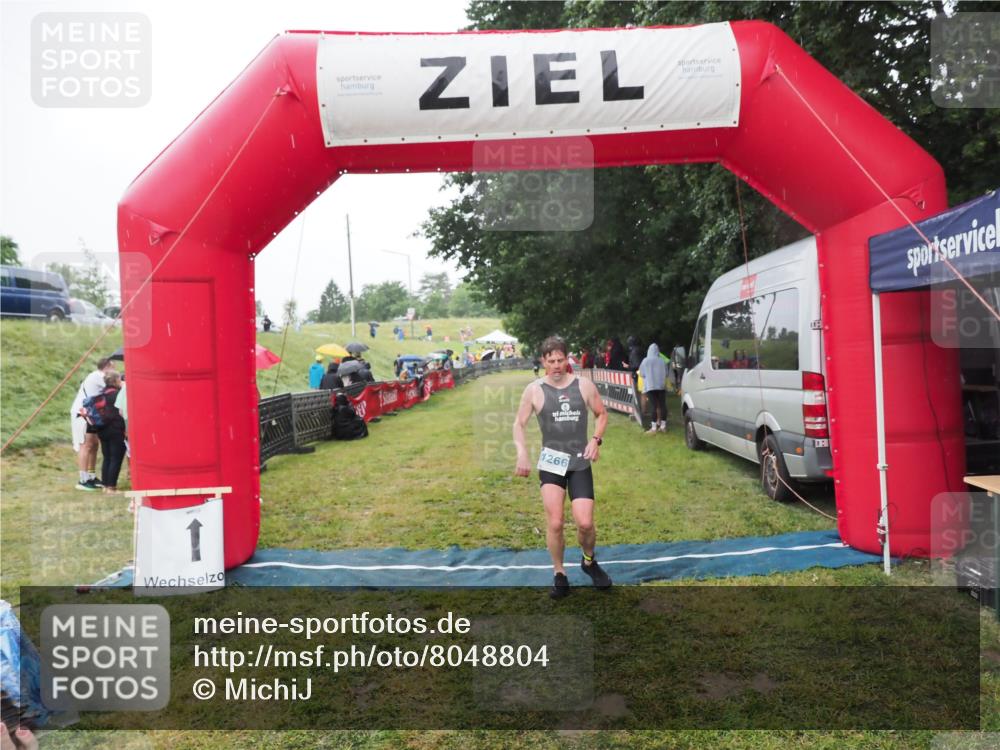 21.06.2025 - 27. Vierlanden-Triathlon MichiJ http://msf.ph/oto/8048804 15.06.2026 14:21:54 Ziel 1251, 1266 meine-sportfotos.de