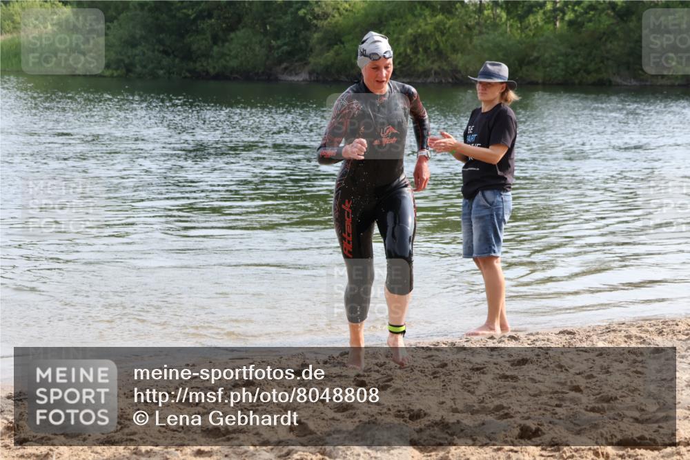 15.06.2025 - 27. Vierlanden-Triathlon Lena Gebhardt http://msf.ph/oto/8048808 15.06.2025 09:08:33 Schwimmen 226 meine-sportfotos.de
