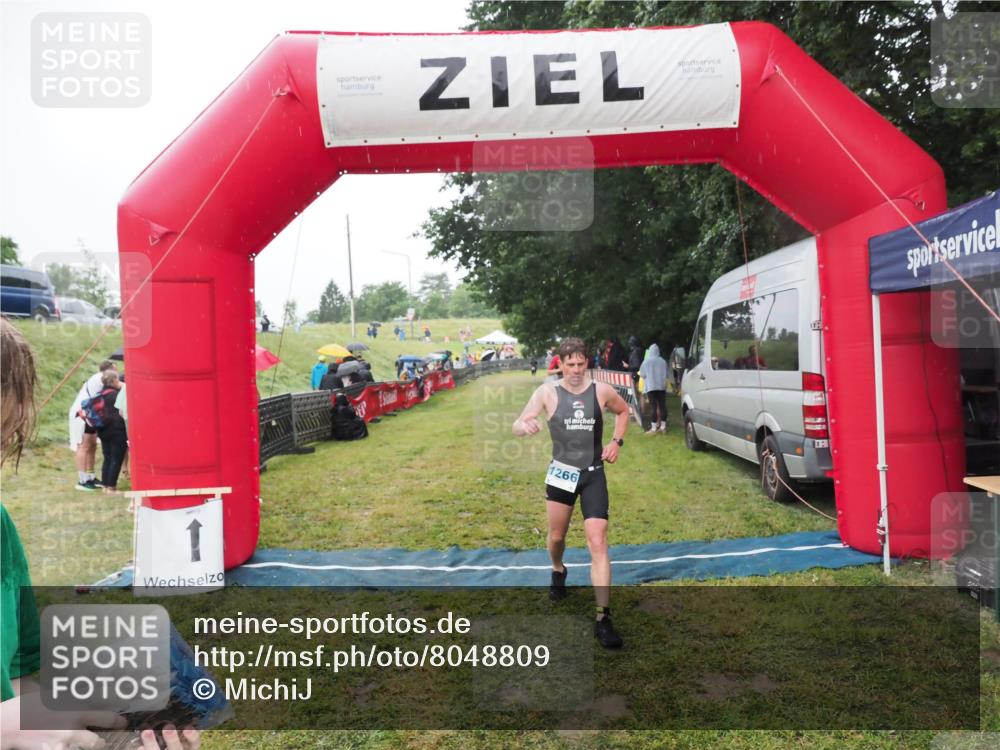 21.06.2025 - 27. Vierlanden-Triathlon MichiJ http://msf.ph/oto/8048809 15.06.2026 14:21:54 Ziel 1251, 1266 meine-sportfotos.de