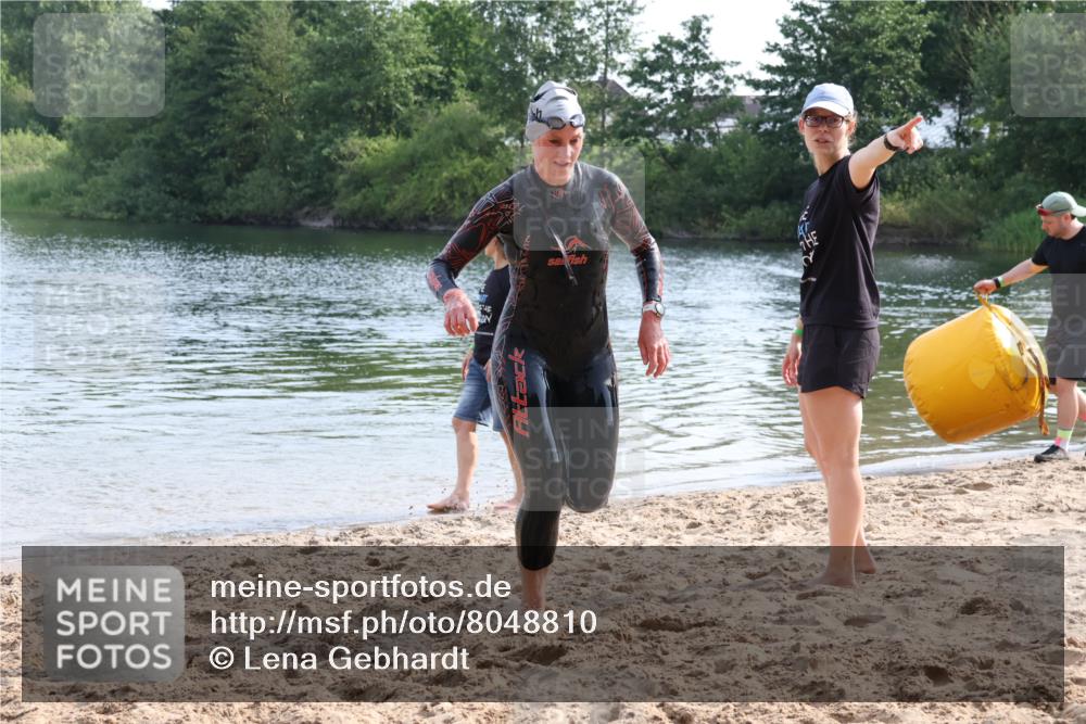 15.06.2025 - 27. Vierlanden-Triathlon Lena Gebhardt http://msf.ph/oto/8048810 15.06.2025 09:08:35 Schwimmen 226 meine-sportfotos.de