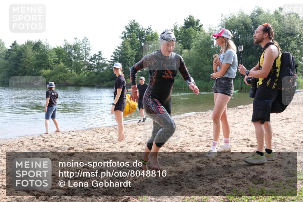 15.06.2025 - 27. Vierlanden-Triathlon Lena Gebhardt http://msf.ph/oto/8048816 15.06.2025 09:08:36 Schwimmen 226 meine-sportfotos.de