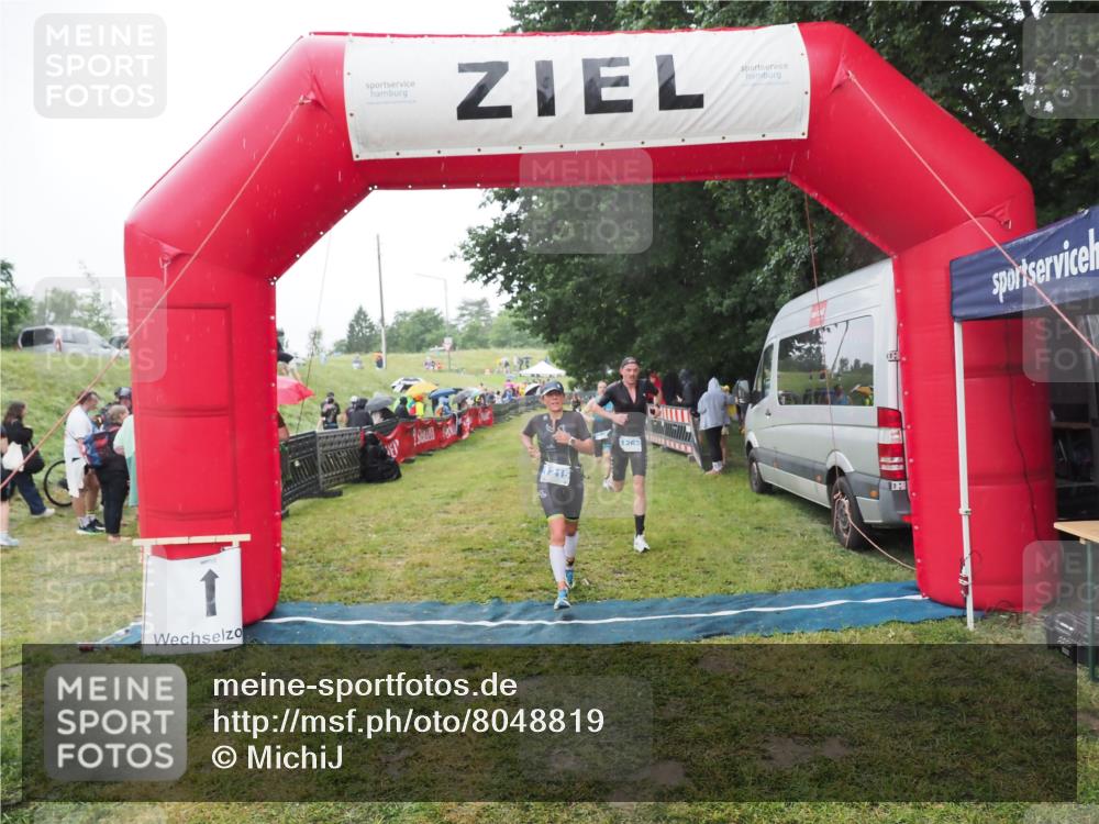 21.06.2025 - 27. Vierlanden-Triathlon MichiJ http://msf.ph/oto/8048819 15.06.2026 14:22:06 Ziel 1215, 1263, 1315 meine-sportfotos.de
