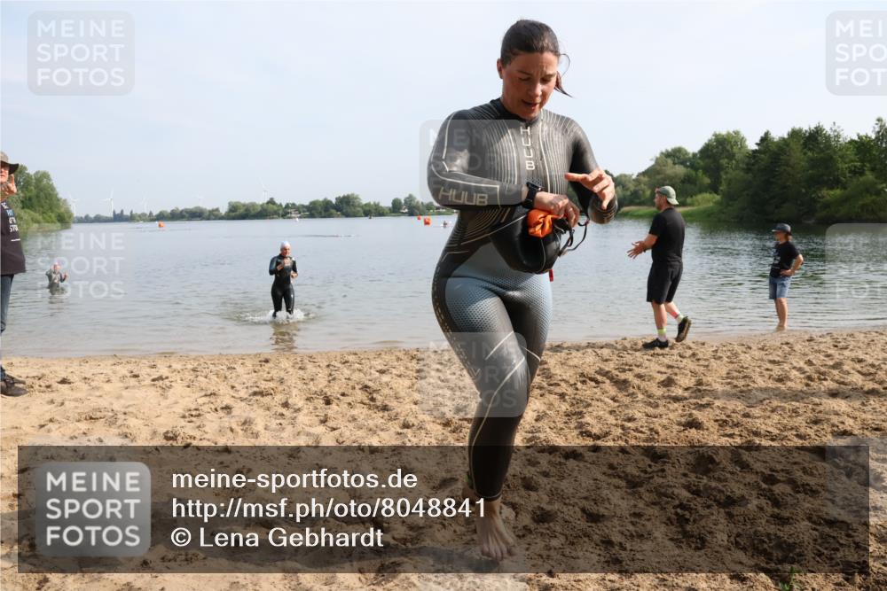 15.06.2025 - 27. Vierlanden-Triathlon Lena Gebhardt http://msf.ph/oto/8048841 15.06.2025 09:08:57 Schwimmen 199, 204 meine-sportfotos.de