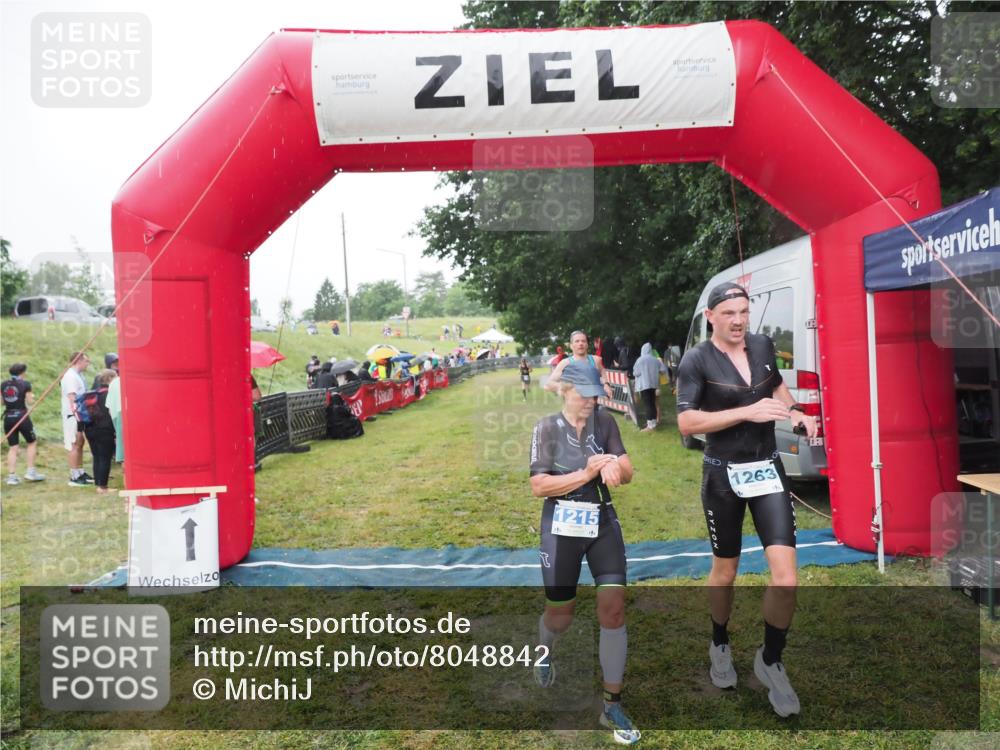 21.06.2025 - 27. Vierlanden-Triathlon MichiJ http://msf.ph/oto/8048842 15.06.2026 14:22:07 Ziel 1215, 1263, 1315 meine-sportfotos.de