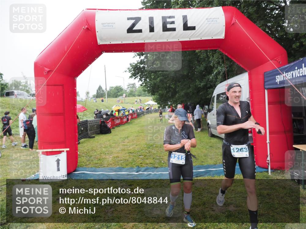 21.06.2025 - 27. Vierlanden-Triathlon MichiJ http://msf.ph/oto/8048844 15.06.2026 14:22:08 Ziel 1215, 1263, 1315 meine-sportfotos.de
