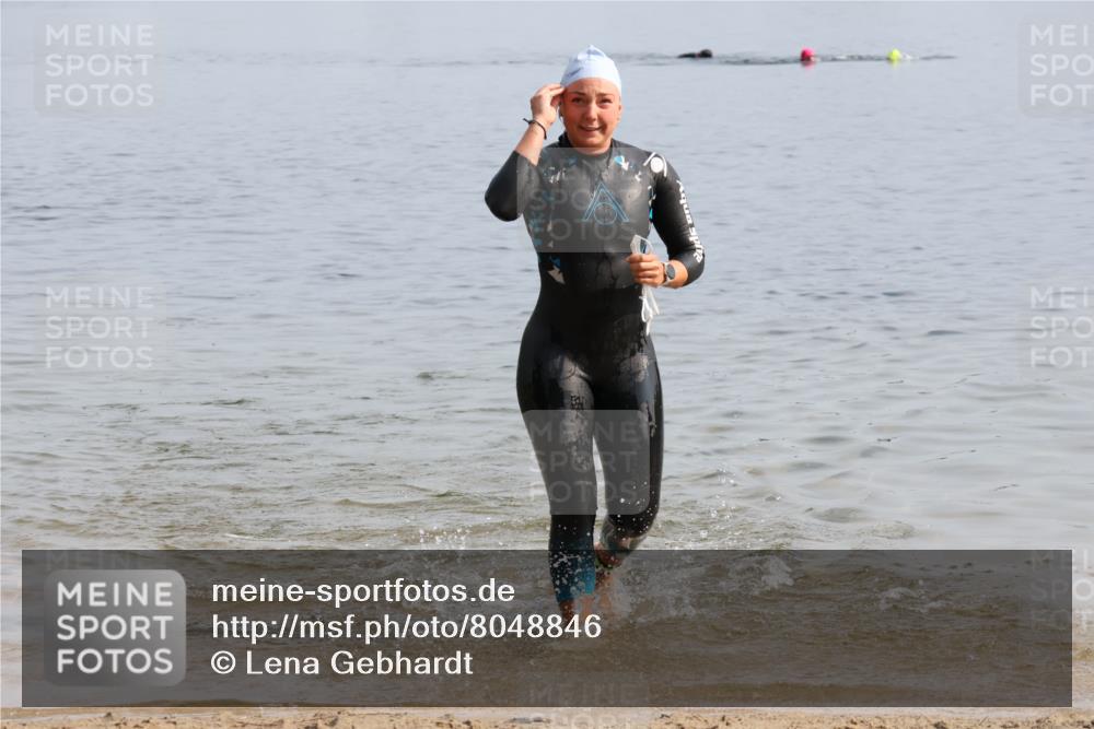 15.06.2025 - 27. Vierlanden-Triathlon Lena Gebhardt http://msf.ph/oto/8048846 15.06.2025 09:08:58 Schwimmen 199, 204 meine-sportfotos.de