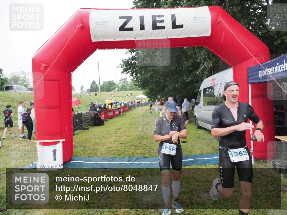 21.06.2025 - 27. Vierlanden-Triathlon MichiJ http://msf.ph/oto/8048847 15.06.2026 14:22:08 Ziel 1215, 1263, 1315 meine-sportfotos.de