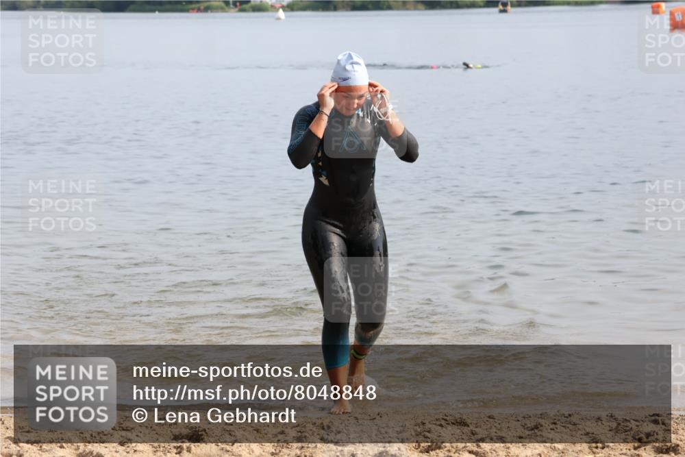 15.06.2025 - 27. Vierlanden-Triathlon Lena Gebhardt http://msf.ph/oto/8048848 15.06.2025 09:08:59 Schwimmen 199, 204 meine-sportfotos.de
