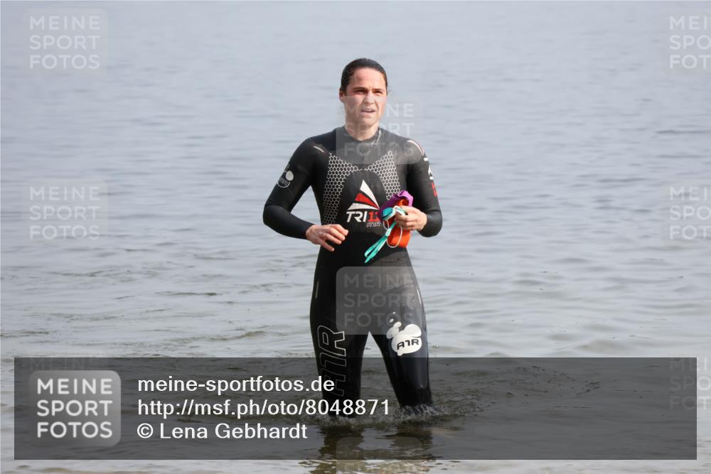15.06.2025 - 27. Vierlanden-Triathlon Lena Gebhardt http://msf.ph/oto/8048871 15.06.2025 09:09:09 Schwimmen 204 meine-sportfotos.de