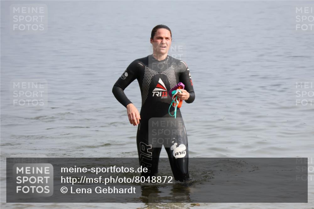 15.06.2025 - 27. Vierlanden-Triathlon Lena Gebhardt http://msf.ph/oto/8048872 15.06.2025 09:09:09 Schwimmen 204 meine-sportfotos.de