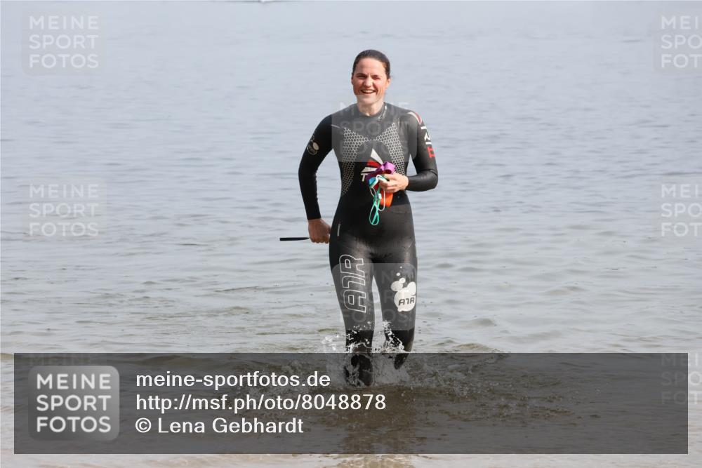 15.06.2025 - 27. Vierlanden-Triathlon Lena Gebhardt http://msf.ph/oto/8048878 15.06.2025 09:09:11 Schwimmen 204, 224 meine-sportfotos.de